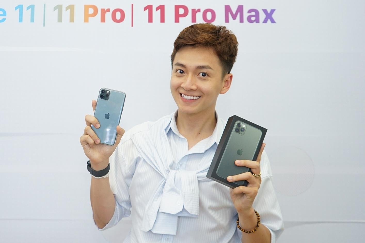 Ngo Kien Huy tren tay iPhone 11 Pro Max Midnight tai Di Dong Viet hinh anh