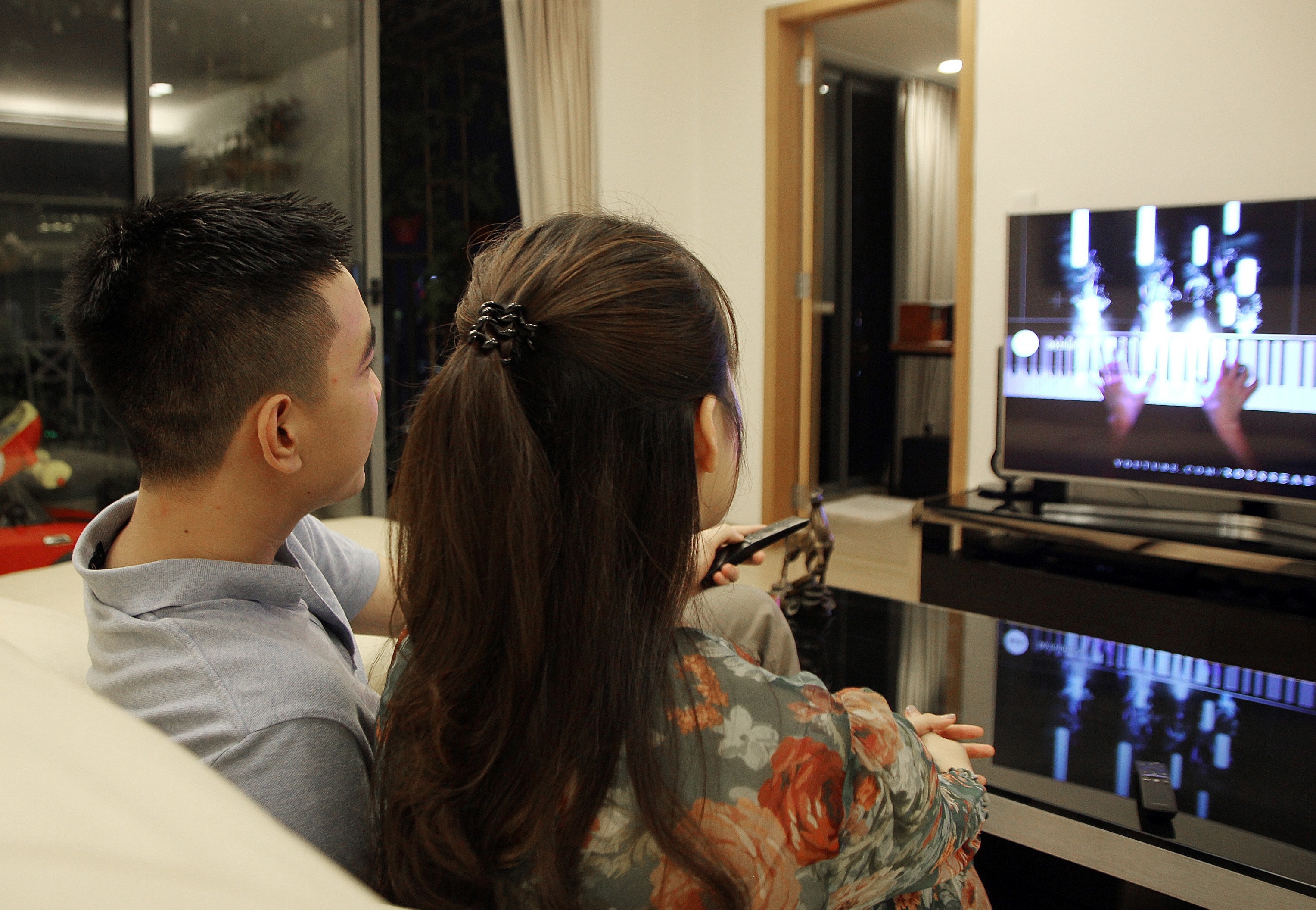 Gia dinh Viet bat ngo trung TV Samsung 4K nho su chon lua 10 nam truoc hinh anh