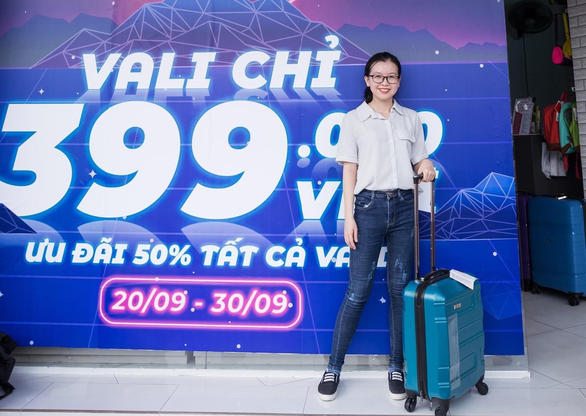 Dong nguoi mua sam vali o Lug van tap nap trong mua thap diem du lich hinh anh