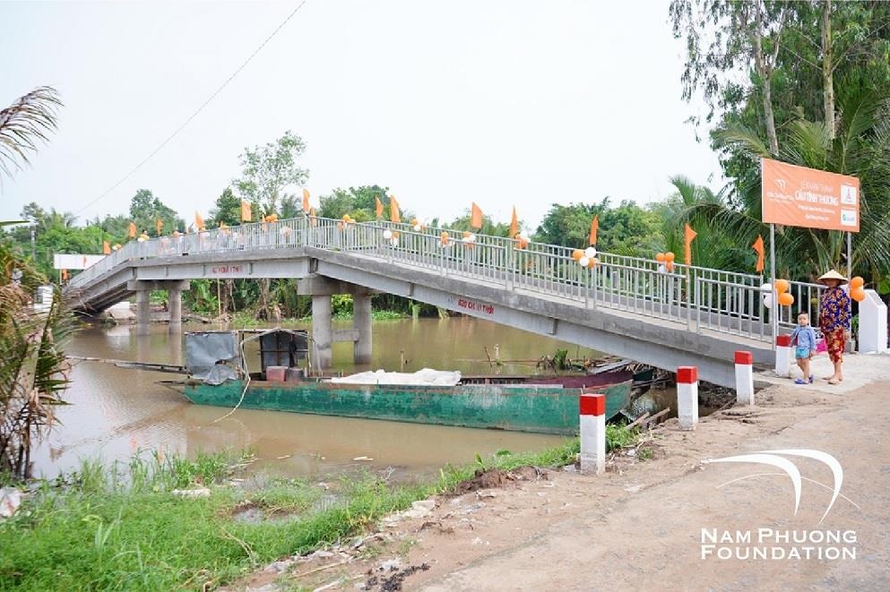 Khanh thanh cau Tinh Thuong giup ba con qua song an toan hinh anh