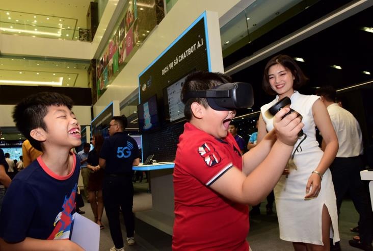 Viettel mang 'xa hoi so' thu nho den trien lam 5G va IoT hinh anh