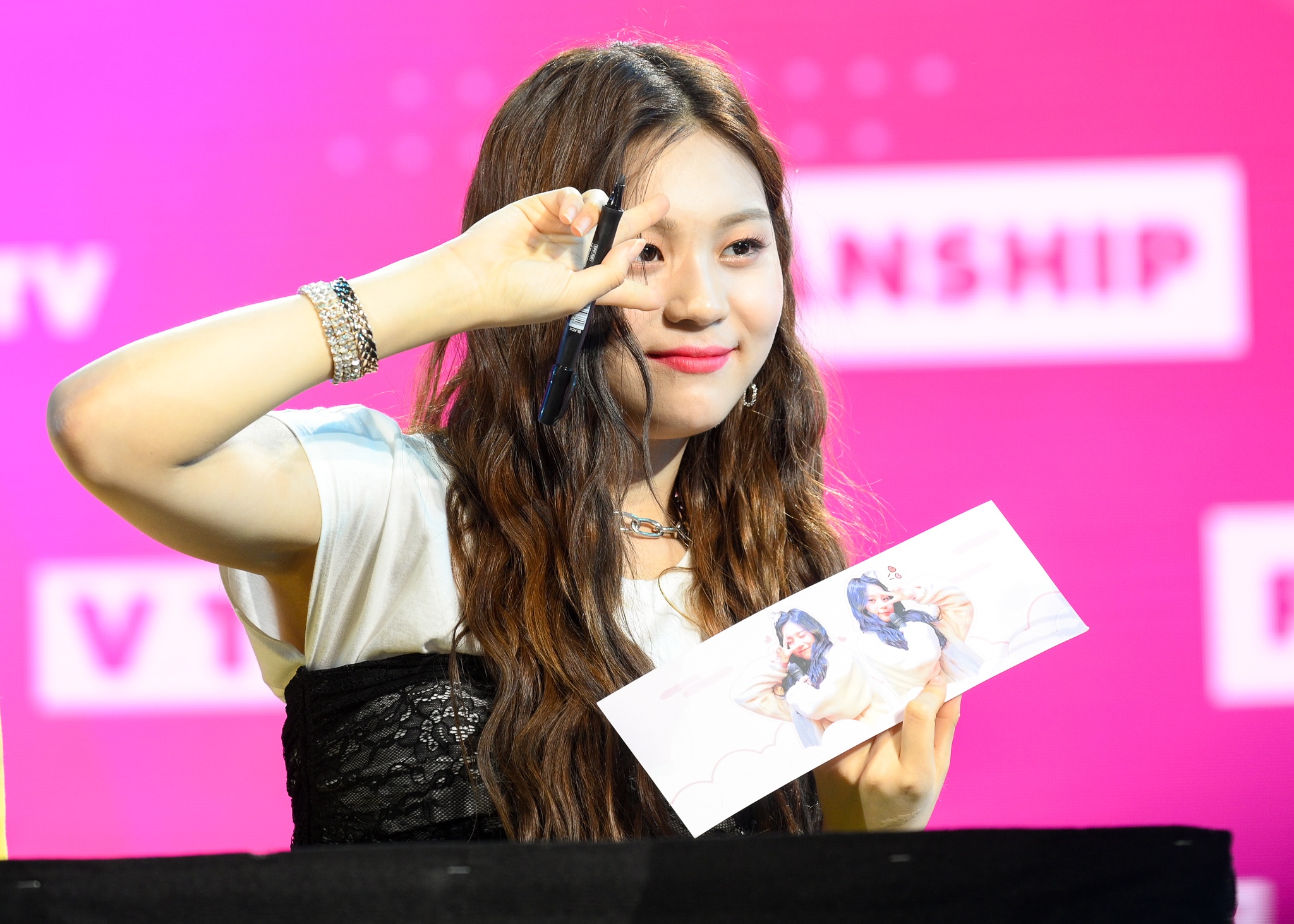 Snuper xuc dong, G-Friend ngo ngang truoc tinh cam cua fan Viet hinh anh