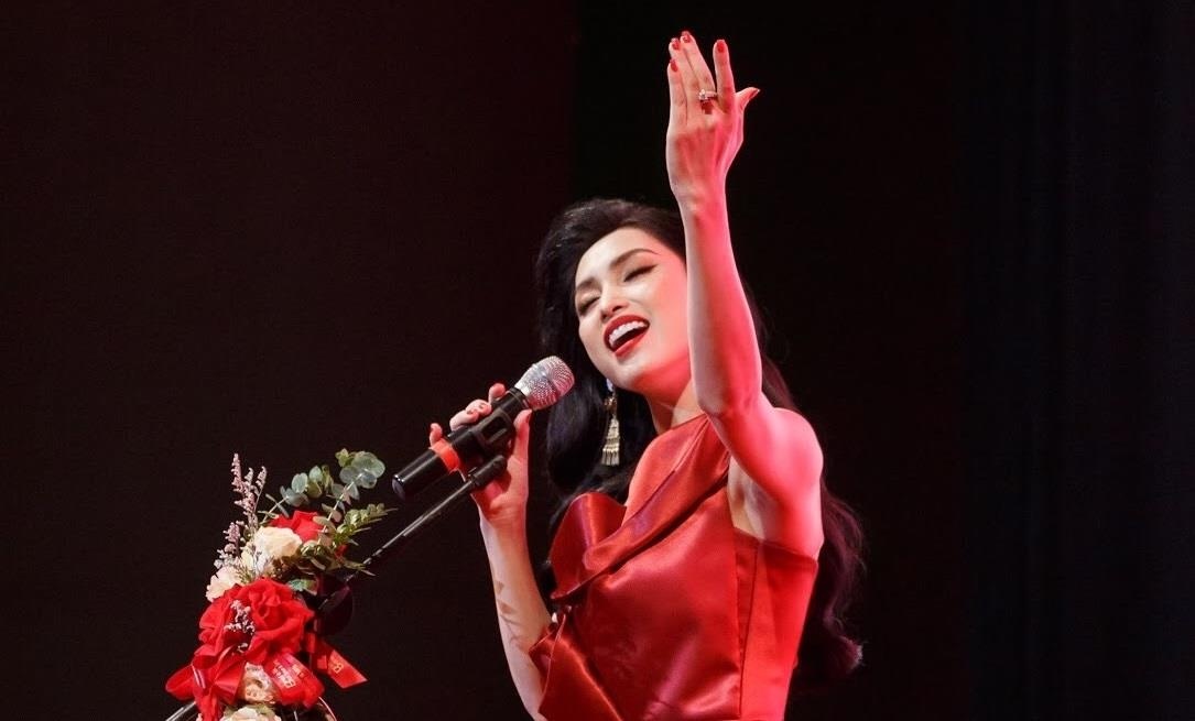 MC Huyen Sam ra mat MV 'Trang duoi chan minh' hinh anh