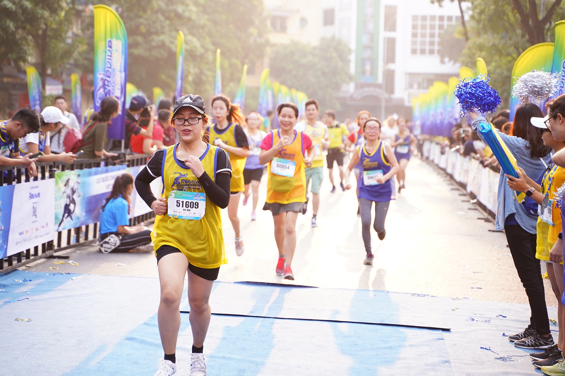 5.000 nguoi tham gia giai chay 'Revive marathon xuyen Viet' tai Ha Noi hinh anh