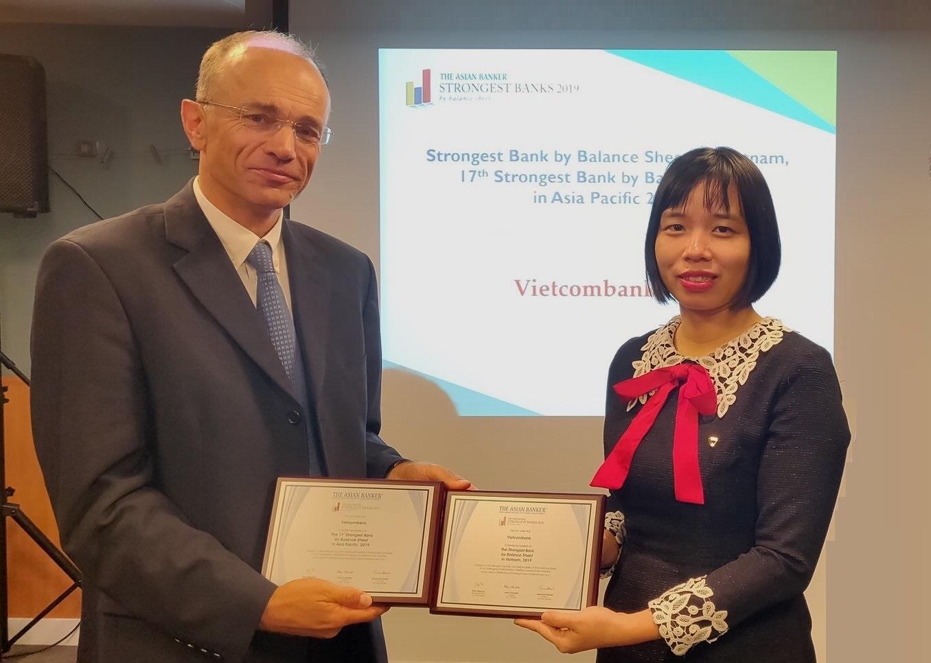 Vietcombank nhan giai ngan hang co bang can doi tai chinh manh nhat VN hinh anh