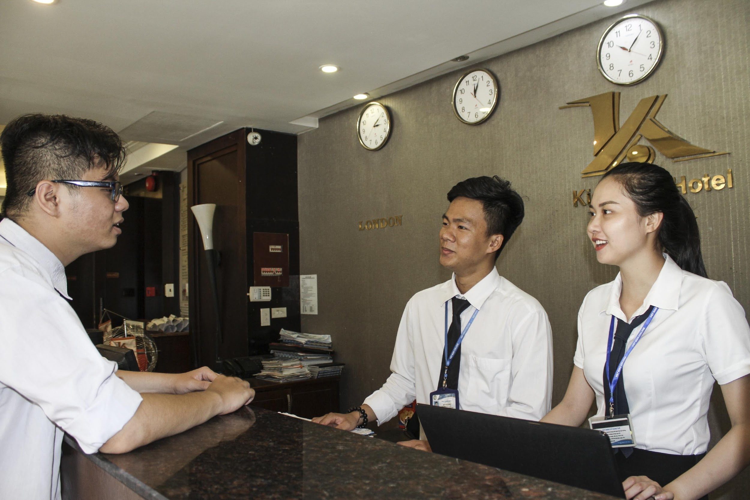 Truong Trung cap Viet Giao anh 1