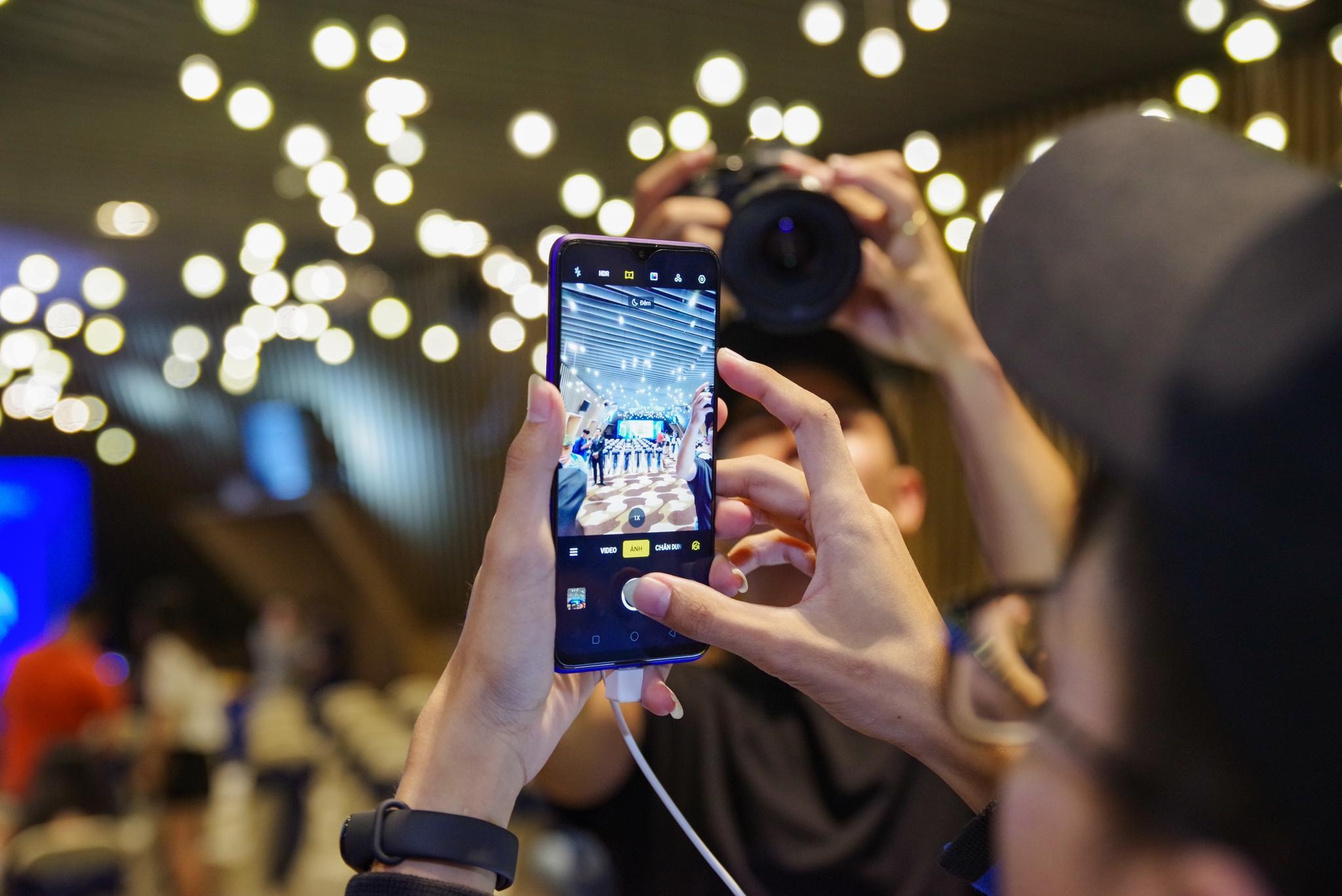 Fan Viet trai nghiem som Realme 5 Pro 4 camera truoc ngay ra mat hinh anh