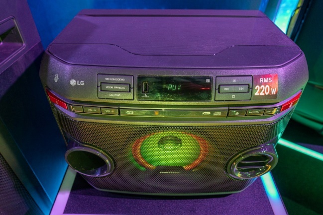 4 dong loa cho tiec tung tai gia hoac da ngoai, pool party hinh anh