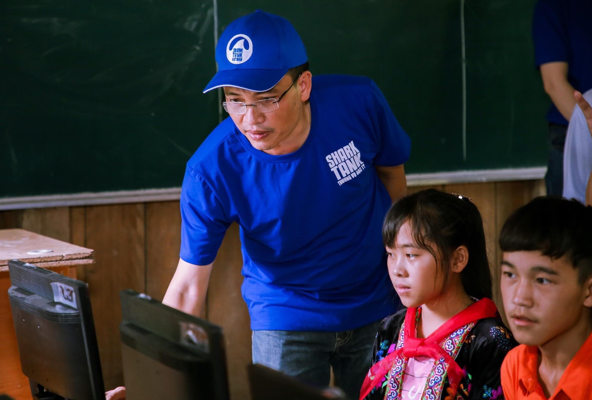 Chuong trinh Shark Tank trao 75 bo may tinh cho hoc sinh vung bien hinh anh