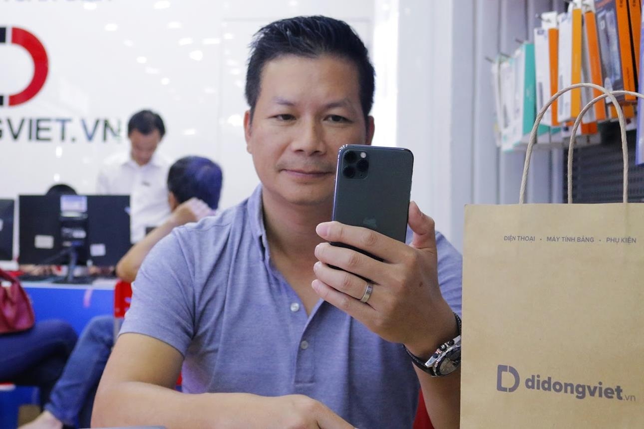 Cach Shark Hung va sao Viet chon iPhone 11 Pro Max hinh anh