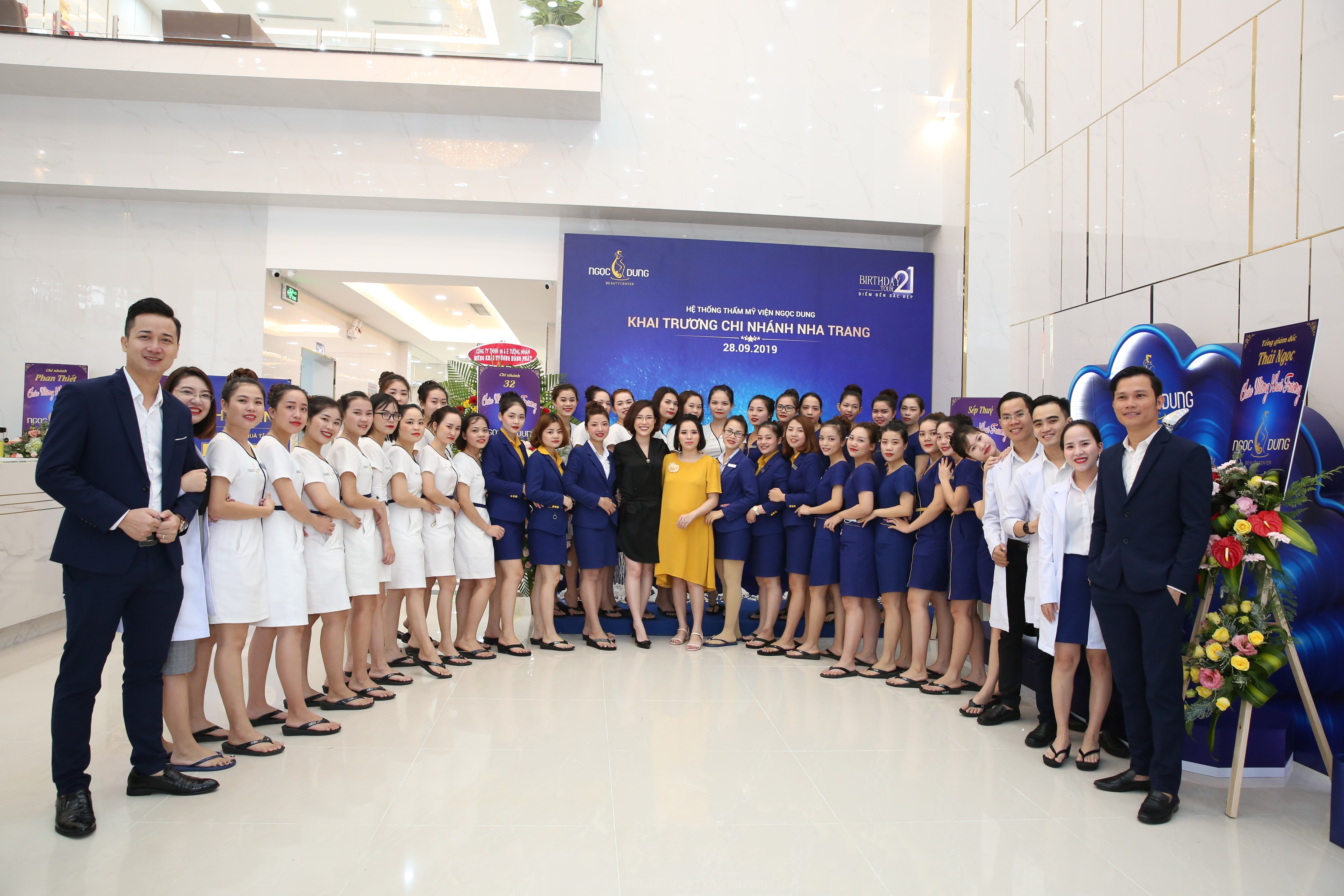 TMV Ngoc Dung kin khach sau vai phut mo cua khai truong tai Nha Trang hinh anh