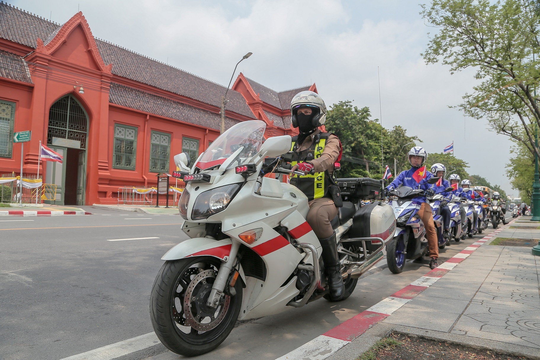 'Dao' 180 km tren dat Thai, NVX Yamaha chi hao 3 lit xang hinh anh