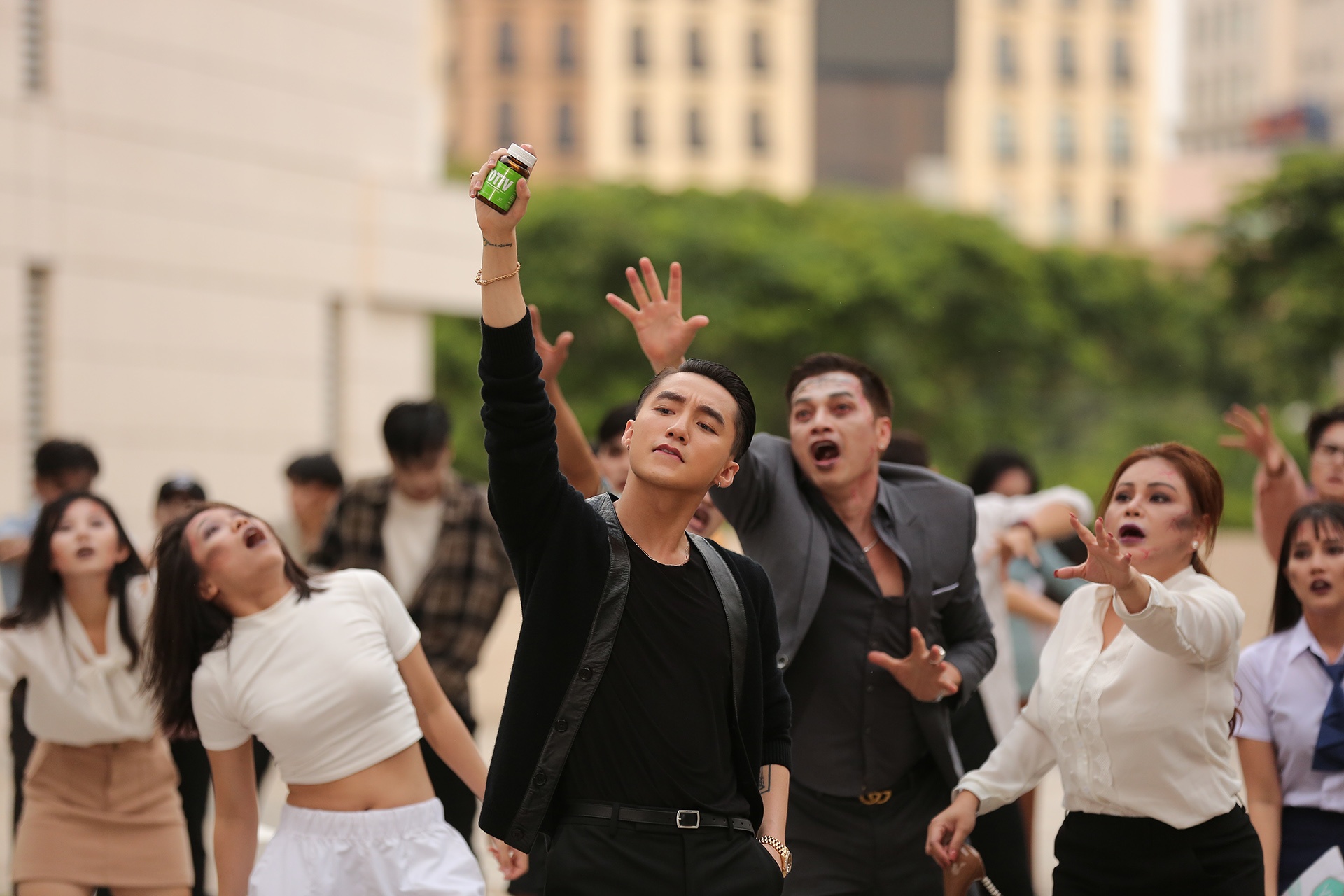 Son Tung M-TP hoang so vi bi 'xac song' bao vay trong clip hinh anh