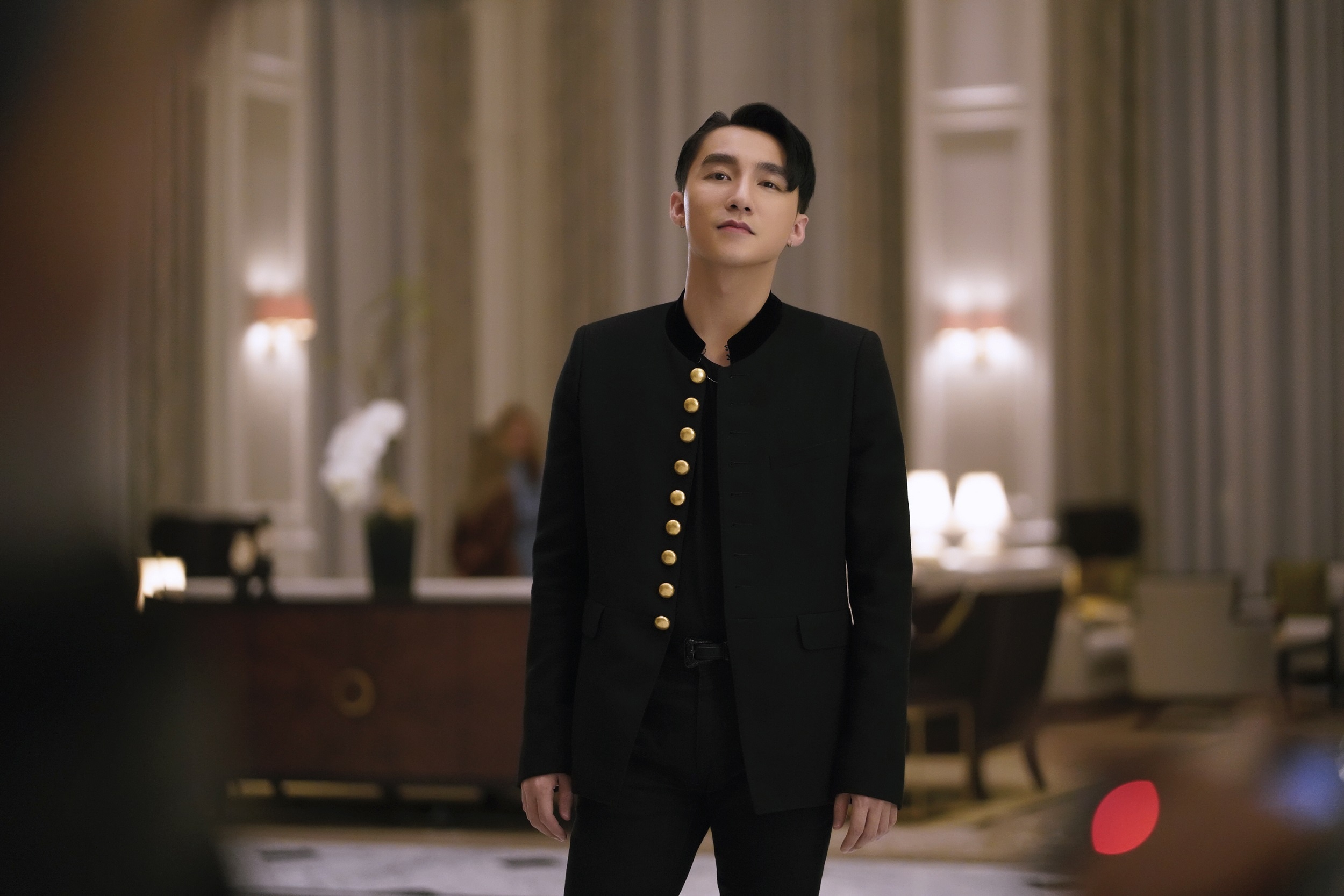 Dien vest den lich lam, Son Tung M-TP don tim fan trong clip moi hinh anh