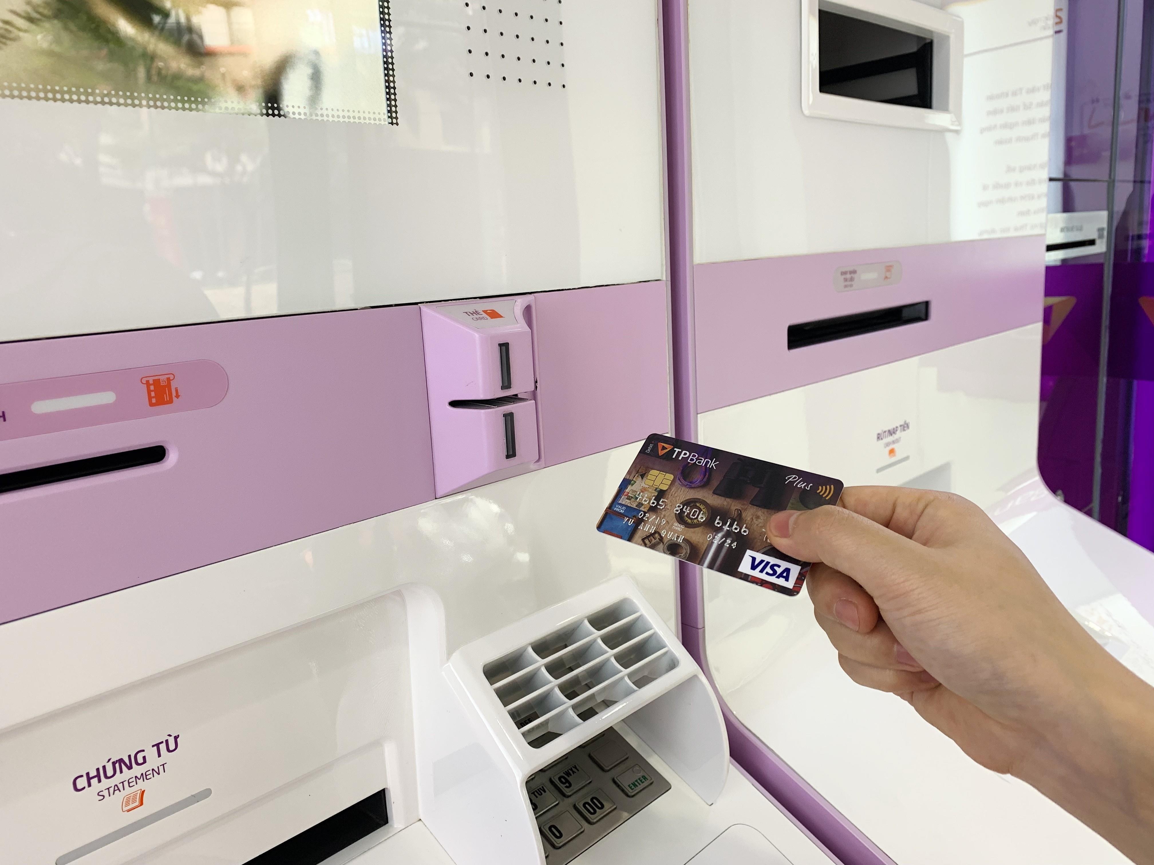 Thu nhap chua on dinh, sinh vien co nen dung the tin dung? hinh anh