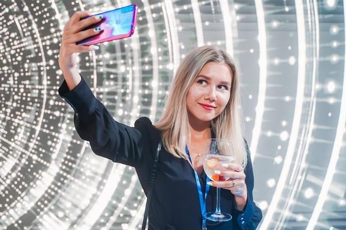 VinSmart chao san Nga voi 4 mau smartphone hinh anh