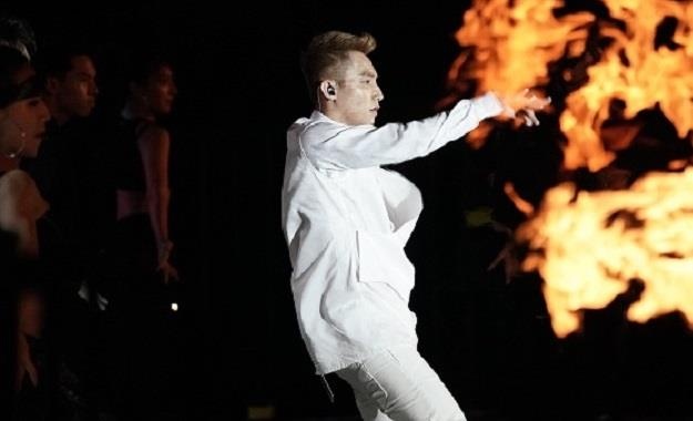 Son Tung M-TP se mang loat hit khuay dong san khau vuon Nhat hinh anh