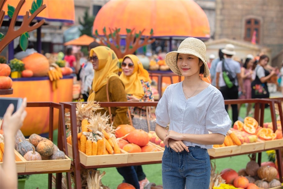 Du khach hao hung du le hoi Halloween tren dinh Ba Na hinh anh