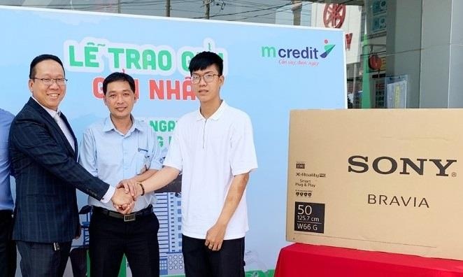 Nhieu khach hang trung smart TV nho chuong trinh uu dai cua MCredit hinh anh