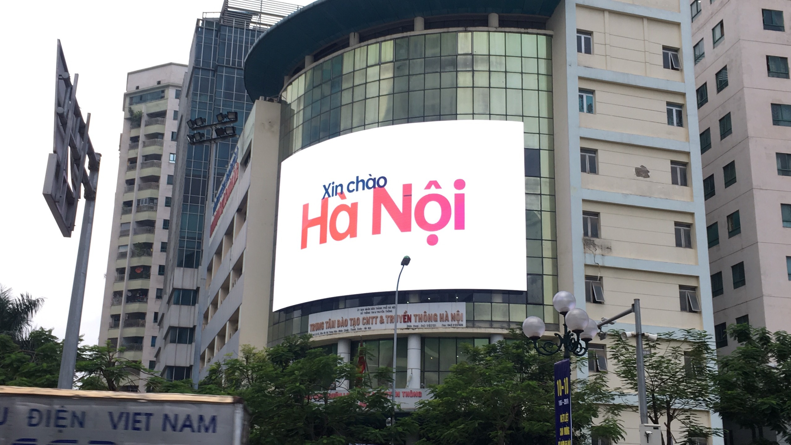 Hinh anh Oppo Reno2 series 'phu song' khap duong pho hinh anh