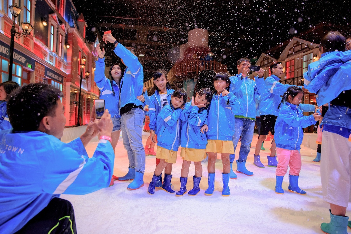 Khu vui choi tuyet Snow Town don mua le hoi voi dien mao moi hinh anh