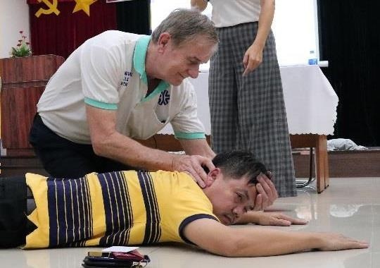 Hang xe cong nghe 'be' trang bi ky nang so cap cuu cho tai xe hinh anh