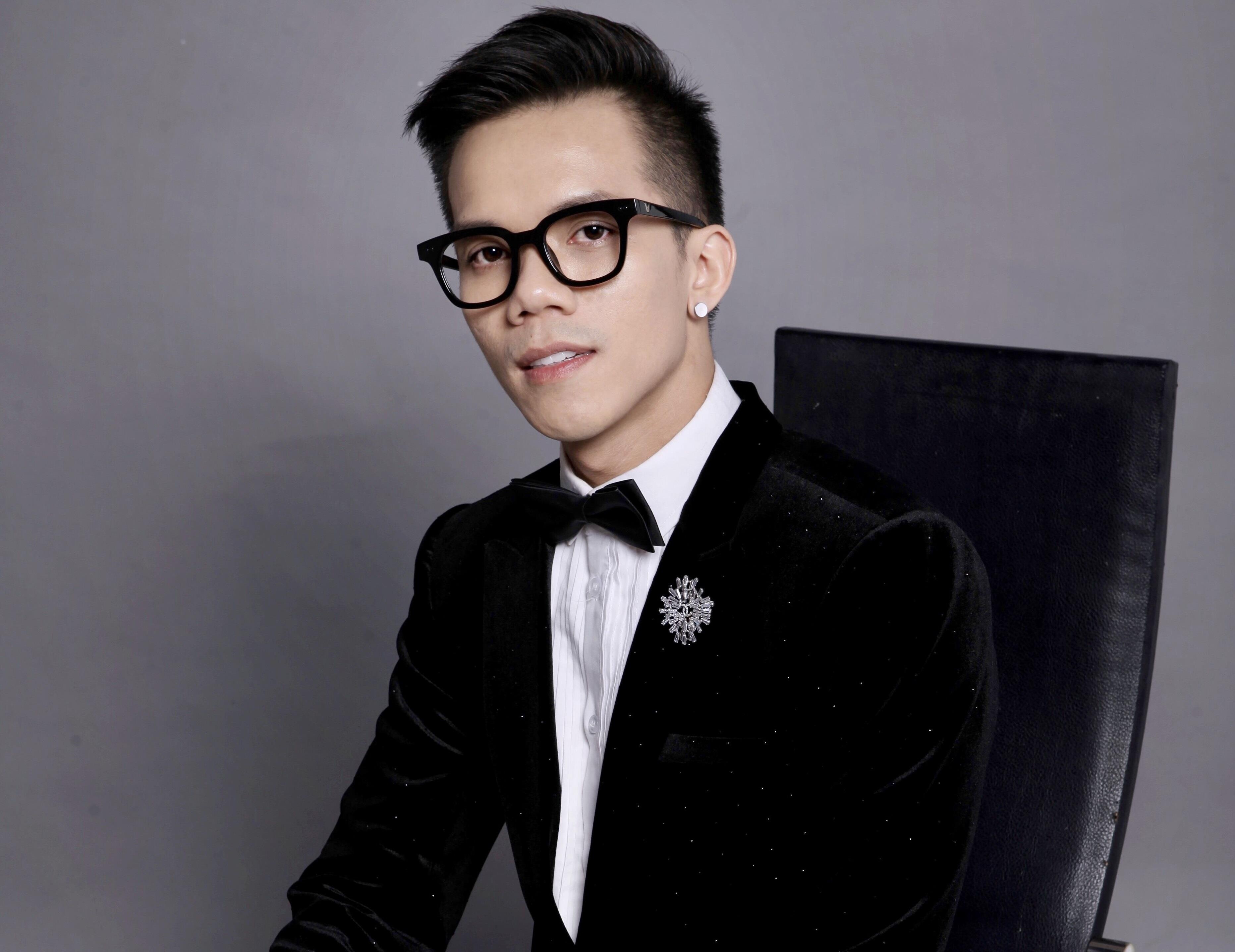 NTK Tuan Tran bat mi dieu dac biet trong show ky niem 10 nam lam nghe hinh anh