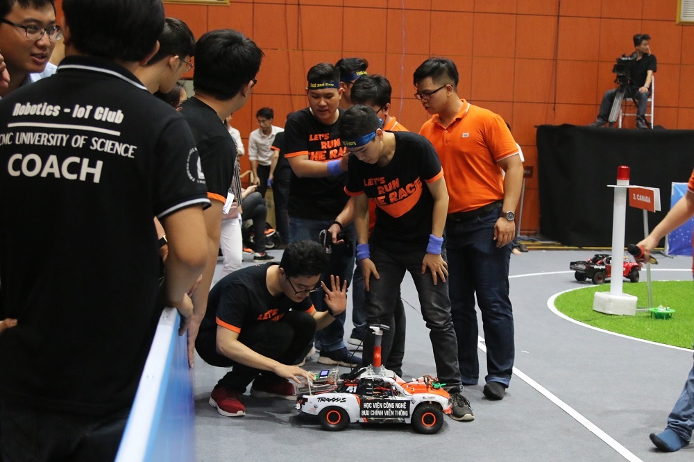 Cuoc thi lap trinh xe tu hanh cho sinh vien, giai thuong hon 2,2 ty hinh anh