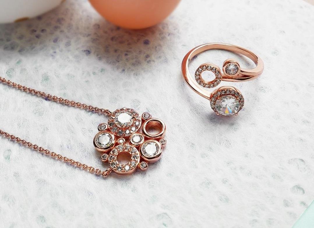 Tin do thoi trang thoa suc san hang hieu online dip 20/10 hinh anh