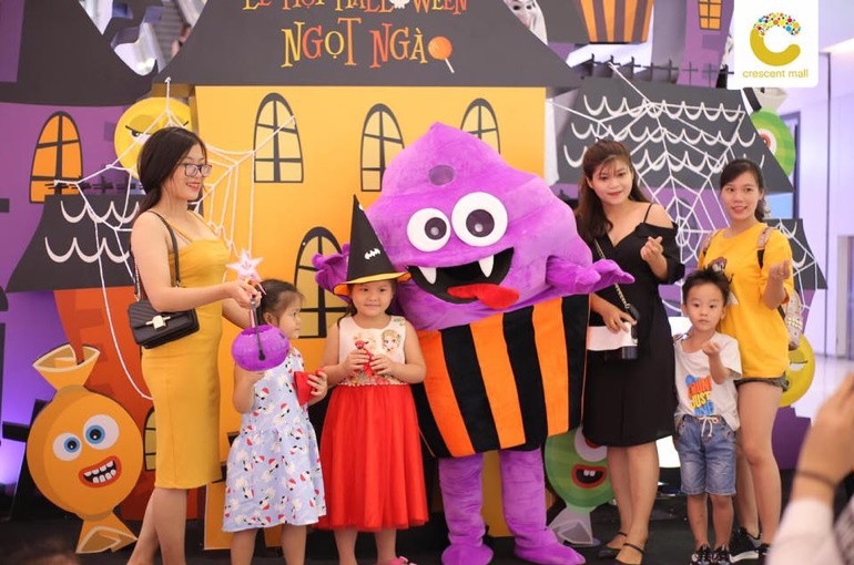 Don le hoi Halloween ngot ngao tai Crescent Mall hinh anh