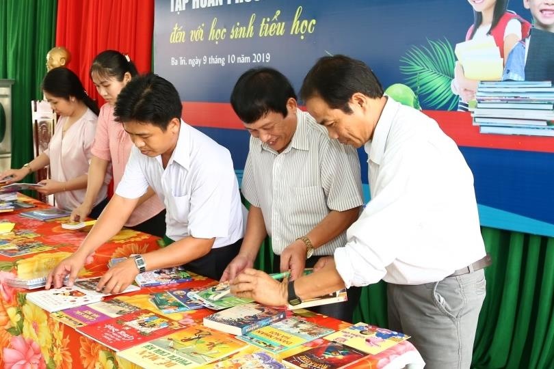 Betrimex tang hang nghin dau sach cho hoc sinh Ben Tre hinh anh