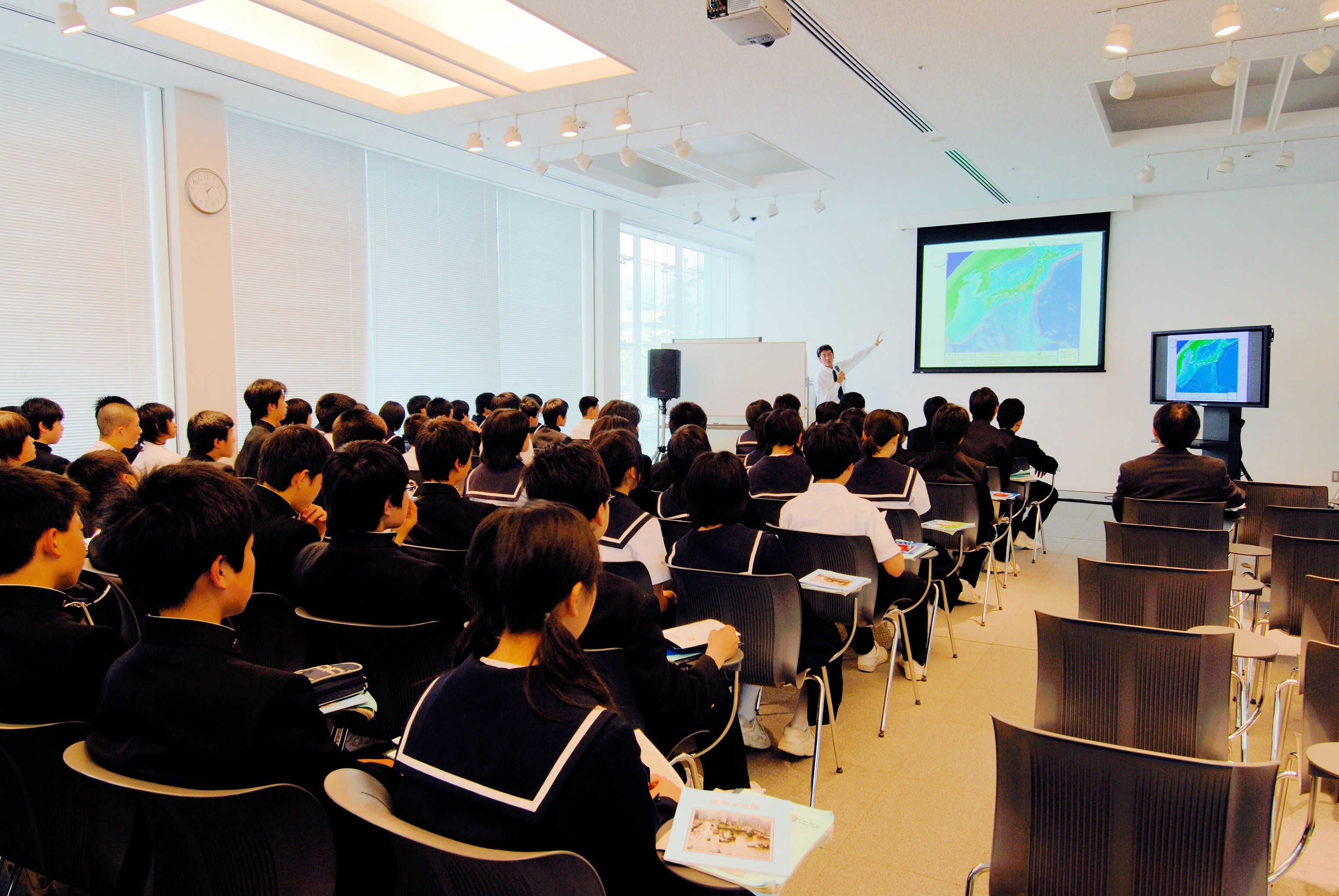 Trung tam Tuong lai Con nguoi va Phong chong thien anh 14