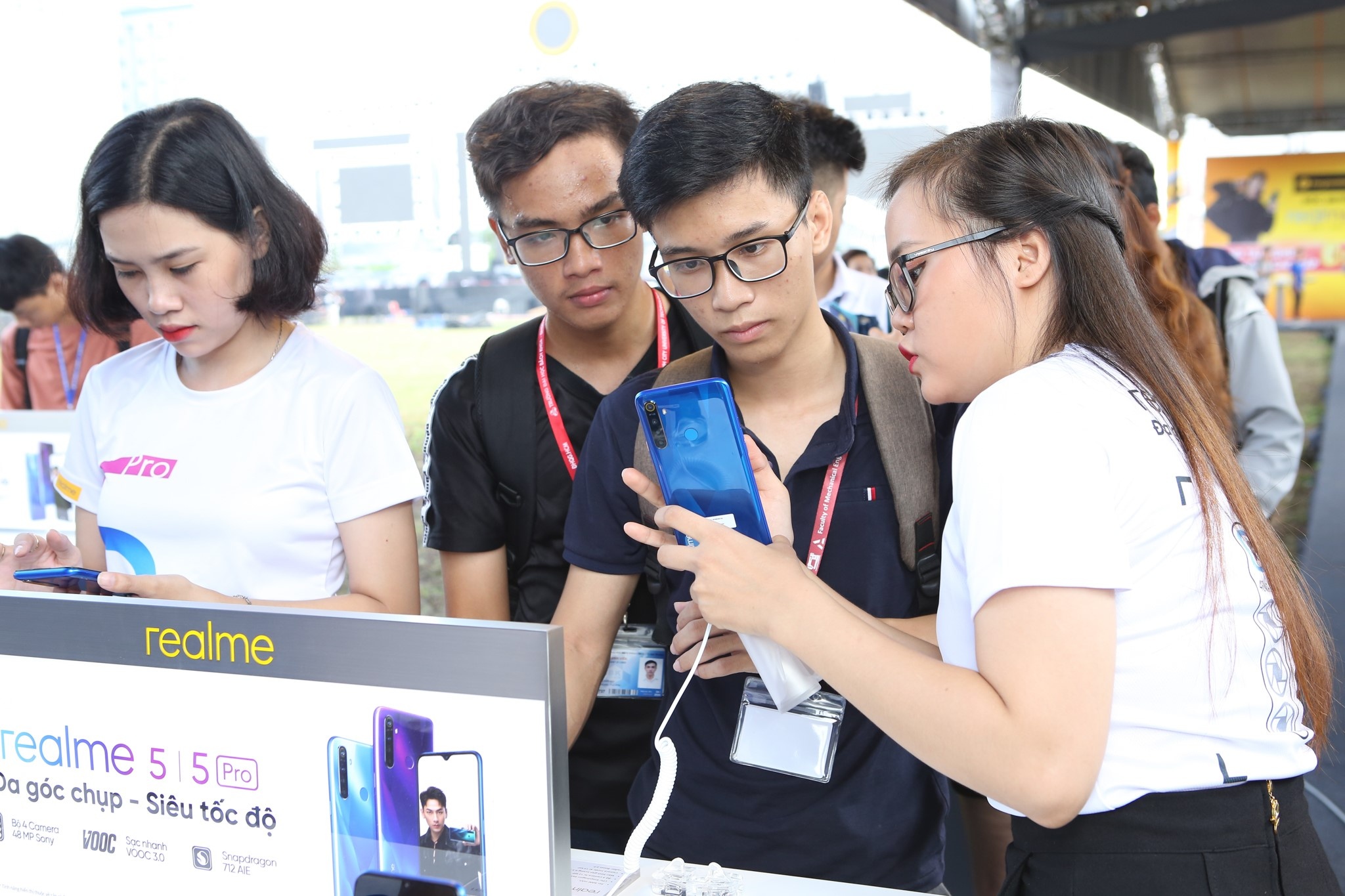 27.000 may Realme 5 series den tay nguoi dung sau 10 ngay mo ban hinh anh