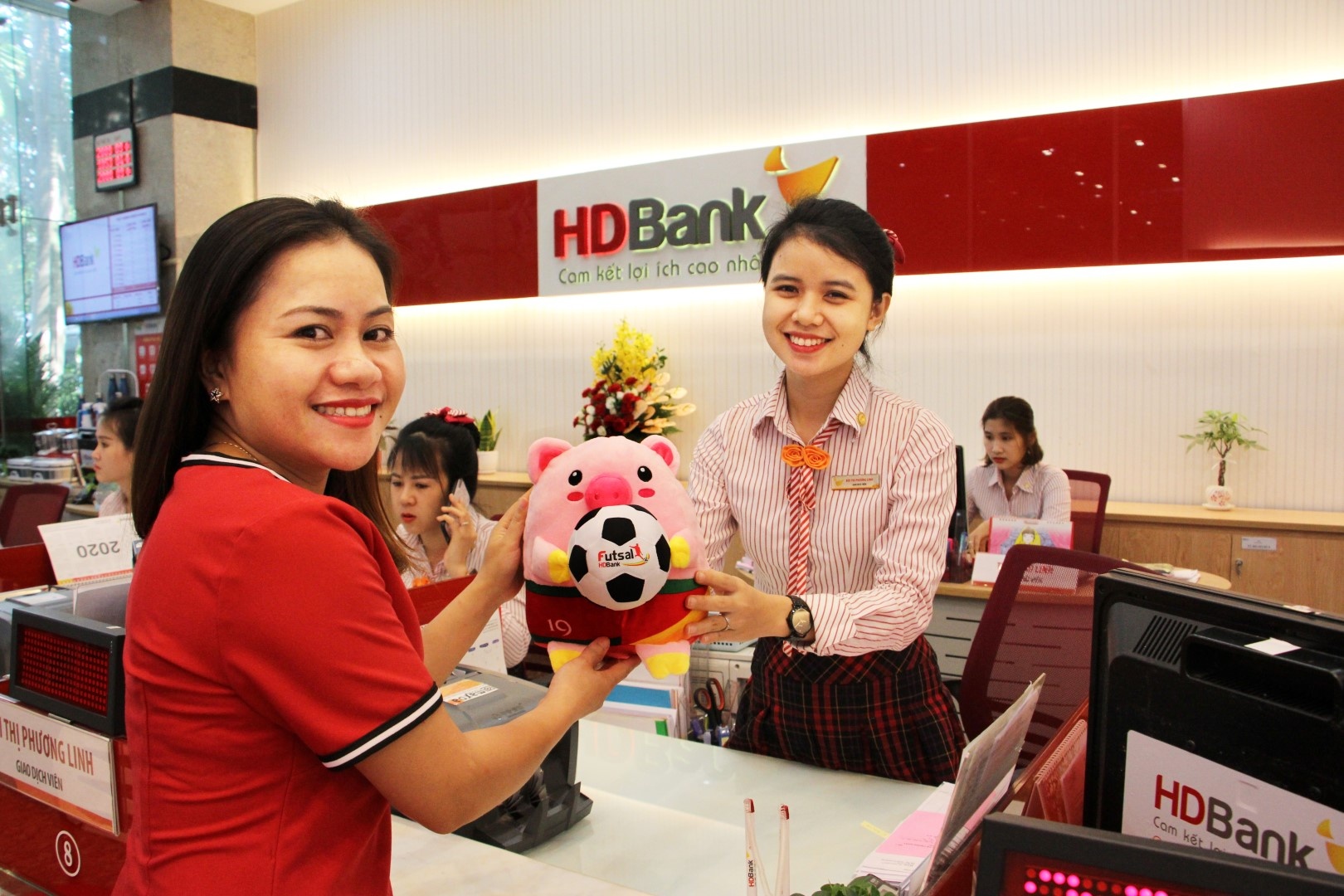 Huong ung khong khi bong da, HDBank tung loat khuyen mai hinh anh
