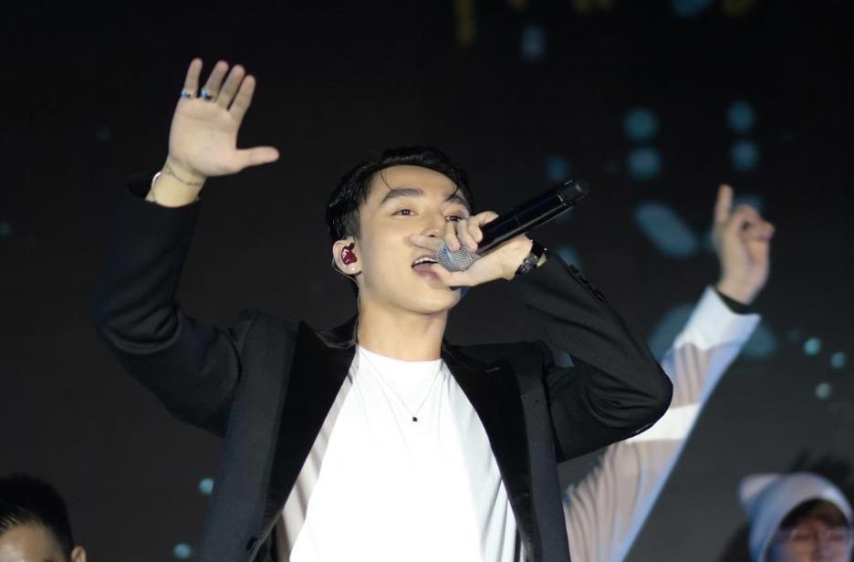 Son Tung bung no tren san khau ra mat Oppo Reno2 series hinh anh