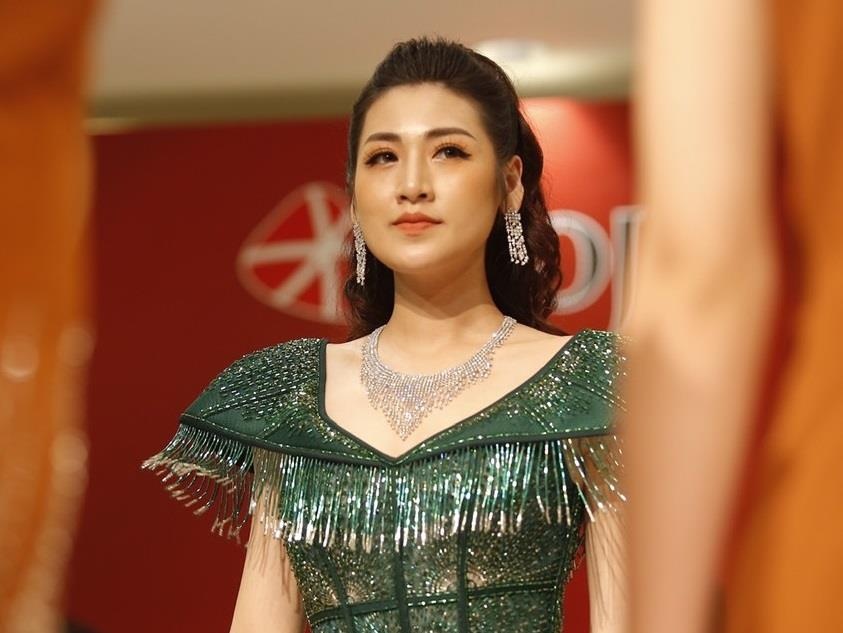 A hau Tu Anh tai xuat san catwalk, lam vedette Tuan le trang suc hinh anh