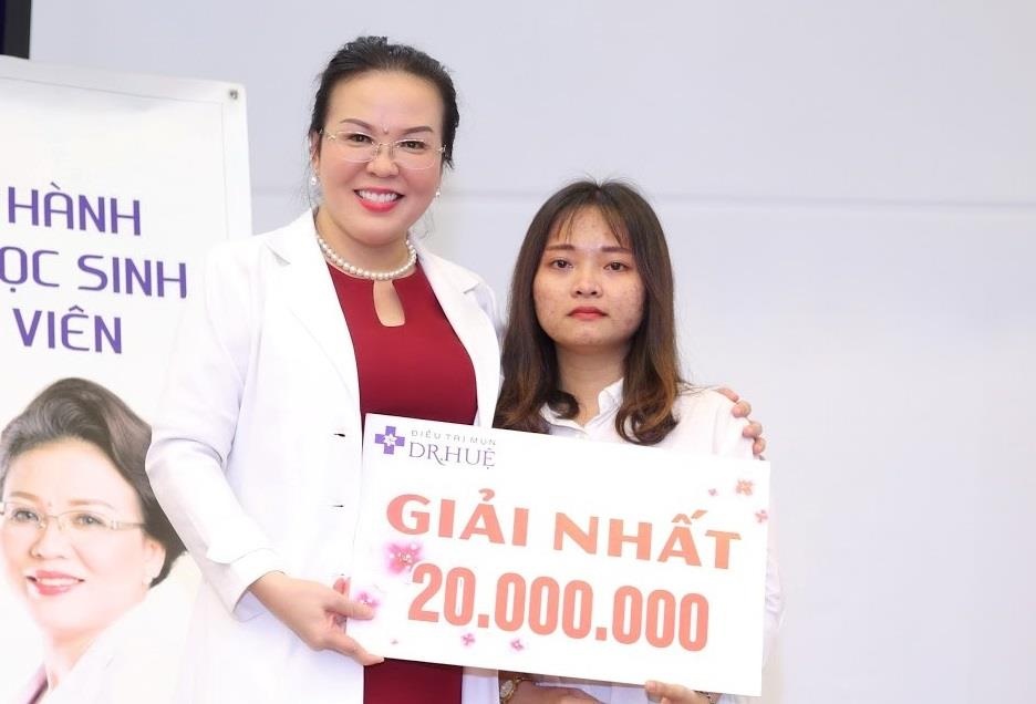 Dr. Hue mang co hoi tri mun mien phi cho sinh vien DH Cong nghiep hinh anh