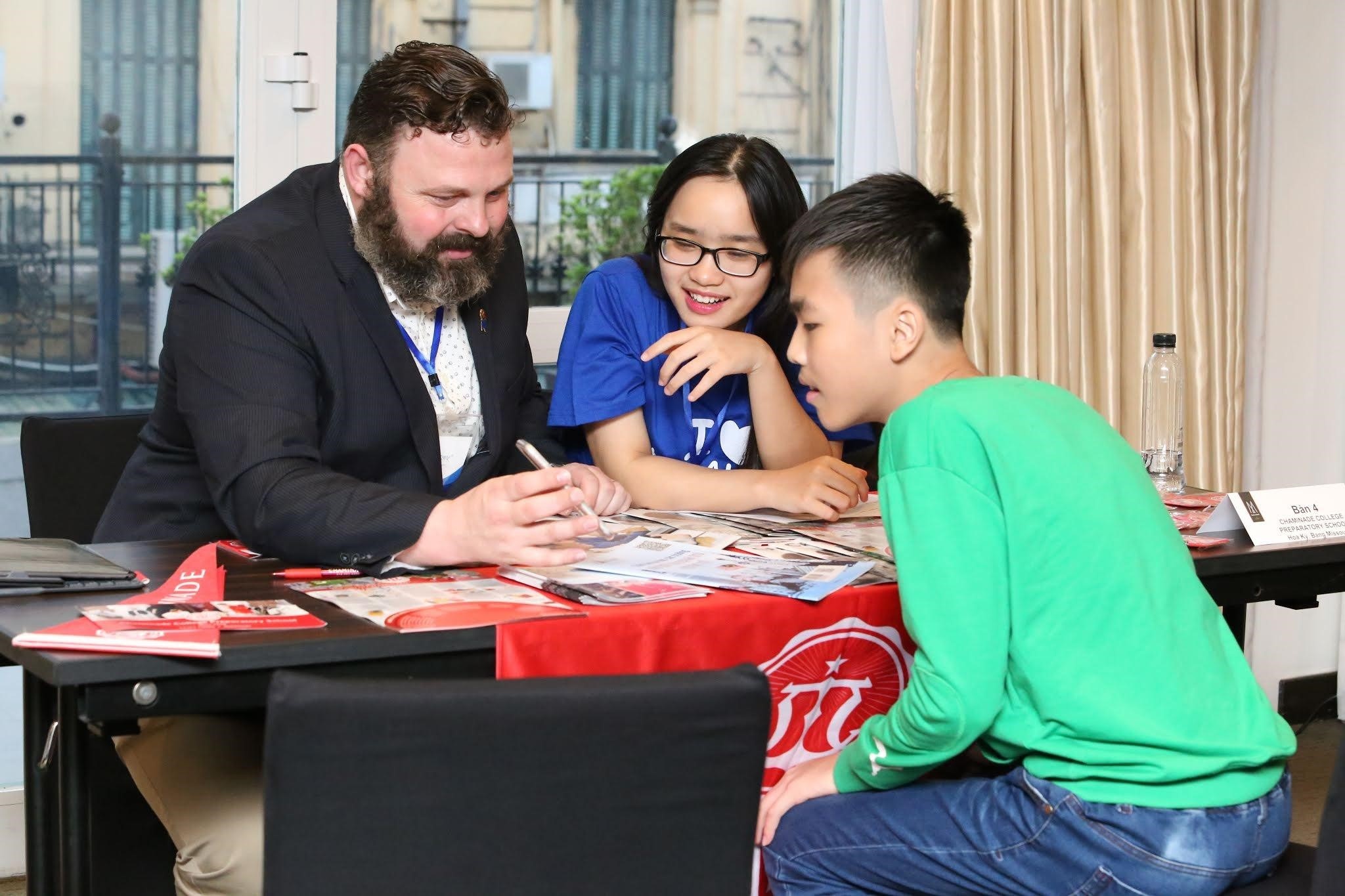 Nhan hoc bong den 100% tai trien lam du hoc THPT quoc te thang 10 hinh anh