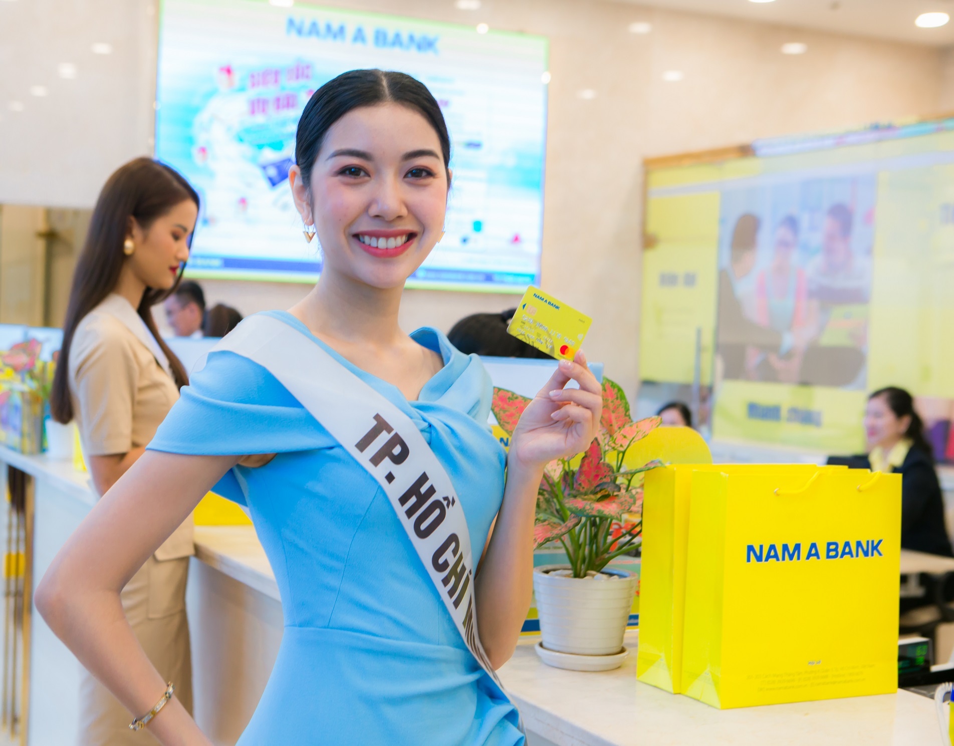 Top 60 Hoa hau Hoan vu Viet Nam 2019 tham quan hoi so Nam A Bank hinh anh