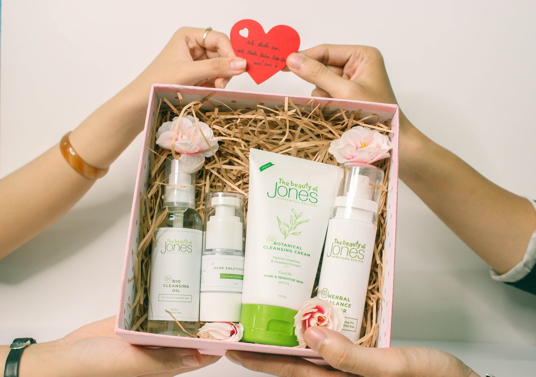 My pham cho da mun nhay cam tu The Beauty of Jones hinh anh