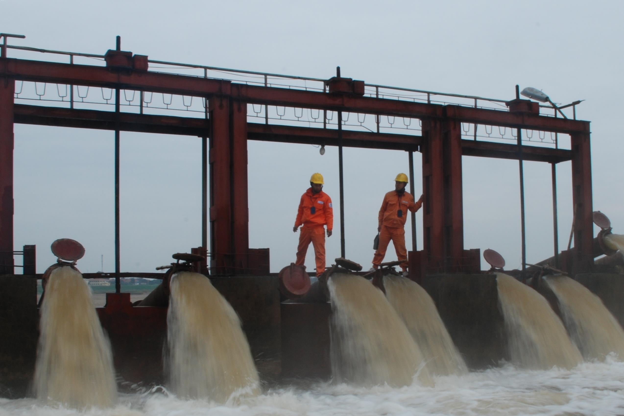 EVN Hanoi dam bao cung ung dien on dinh phuc vu san xuat nuoc sach hinh anh