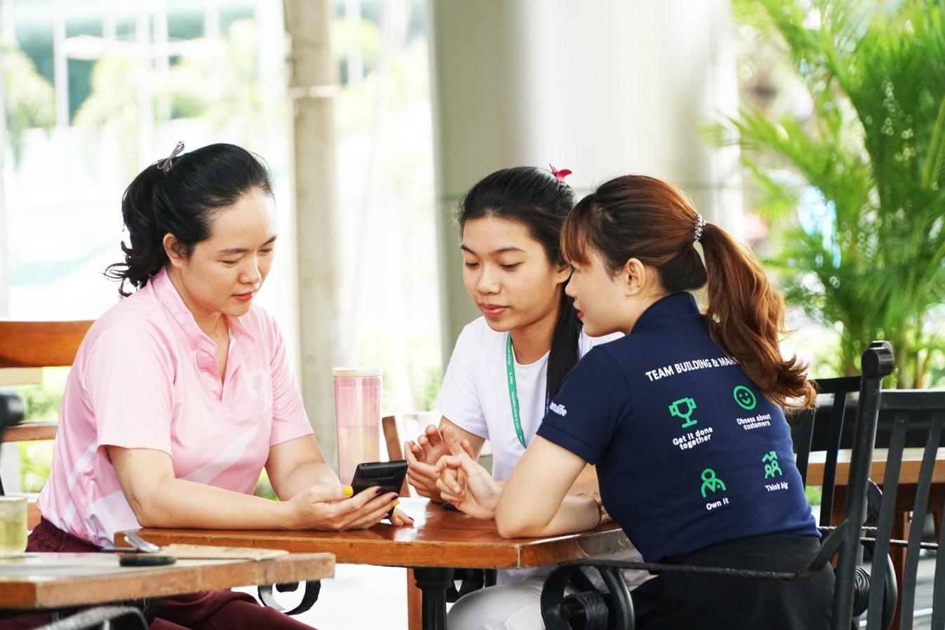 Mot ngay lam viec hanh phuc cua phai dep tai Manulife Viet Nam hinh anh