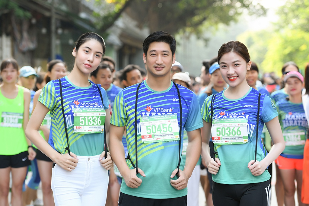 Dan nghe si Viet thi chay VPBank Hanoi Marathon o ho Guom hinh anh