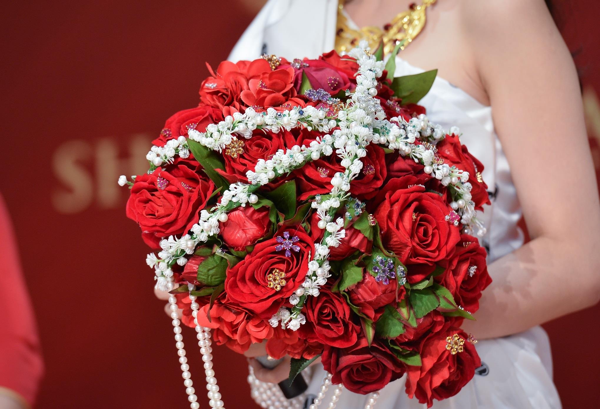 Ong Cao Thang tang Dong Nhi hoa cuoi hon 600 trieu dong hinh anh