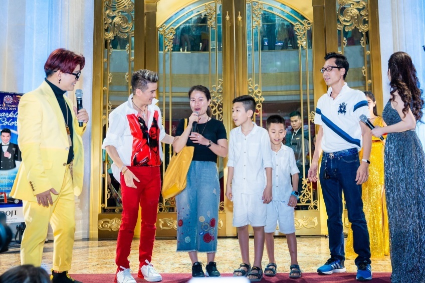 Dam Vinh Hung cung dan sao Viet khuay dong tuan le trang suc tai HN hinh anh