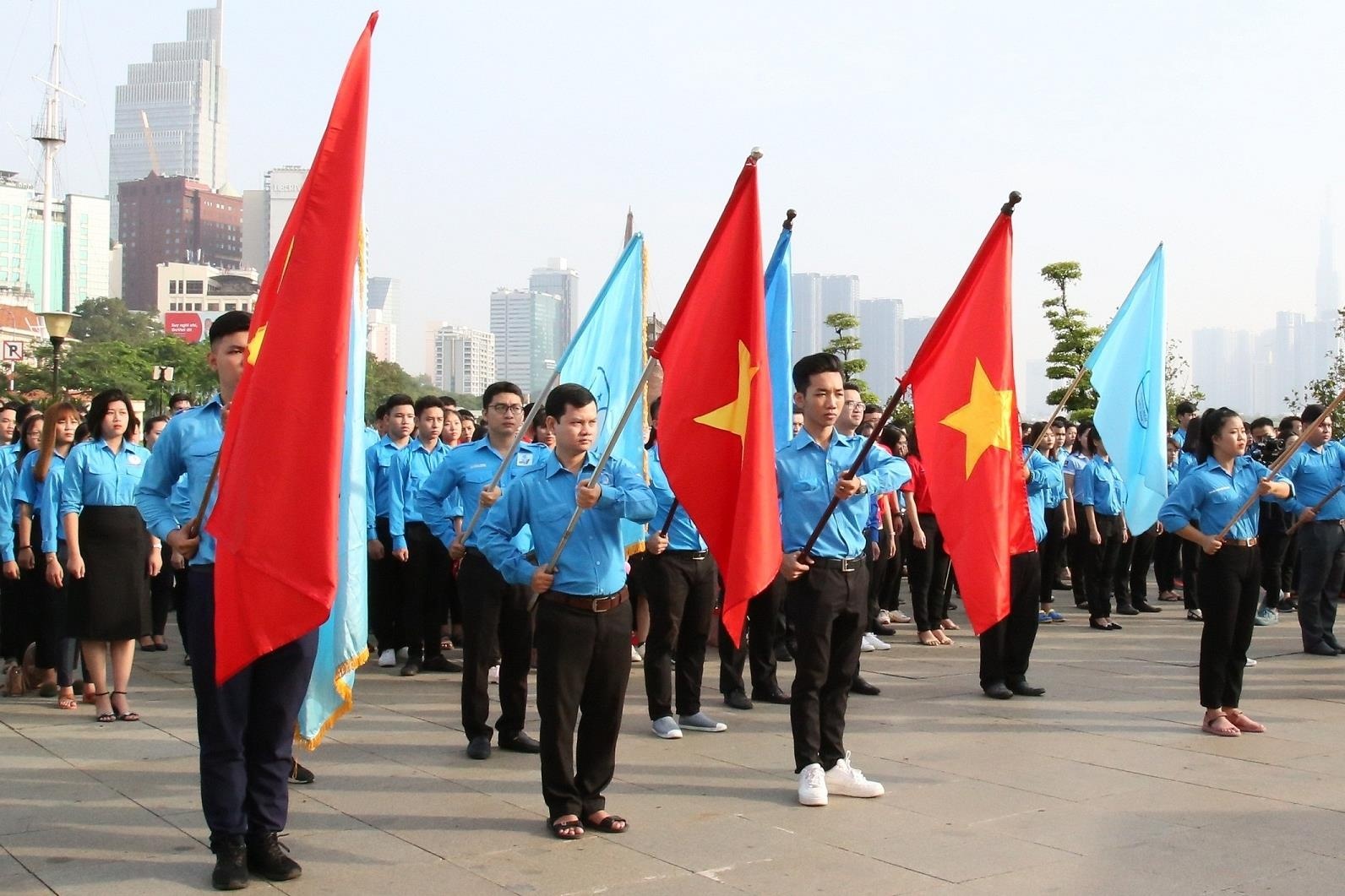 Hon 1.000 nguoi tham gia hanh trinh 'Toi yeu To quoc toi 2019' hinh anh