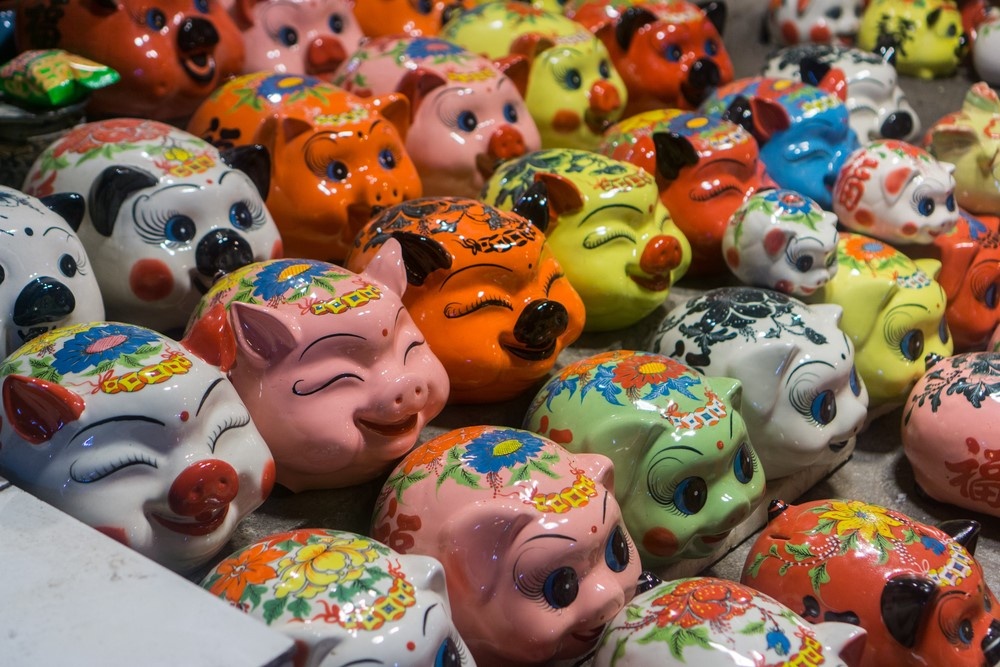 Voi gioi tre hien dai, heo dat khong chi de tiet kiem tien hinh anh