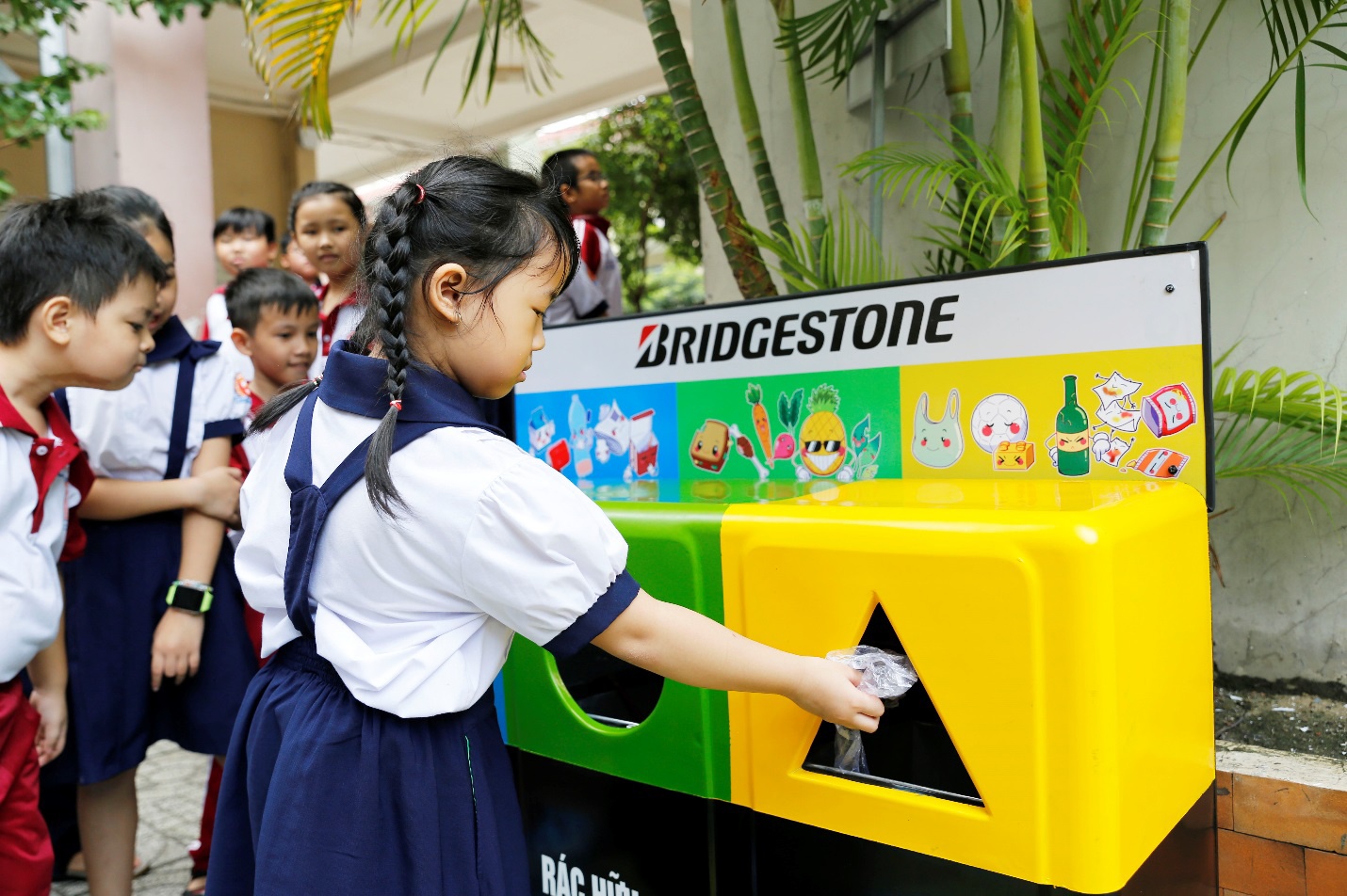 Hoc sinh tieu hoc TP.HCM chia se cach bao ve moi truong hinh anh