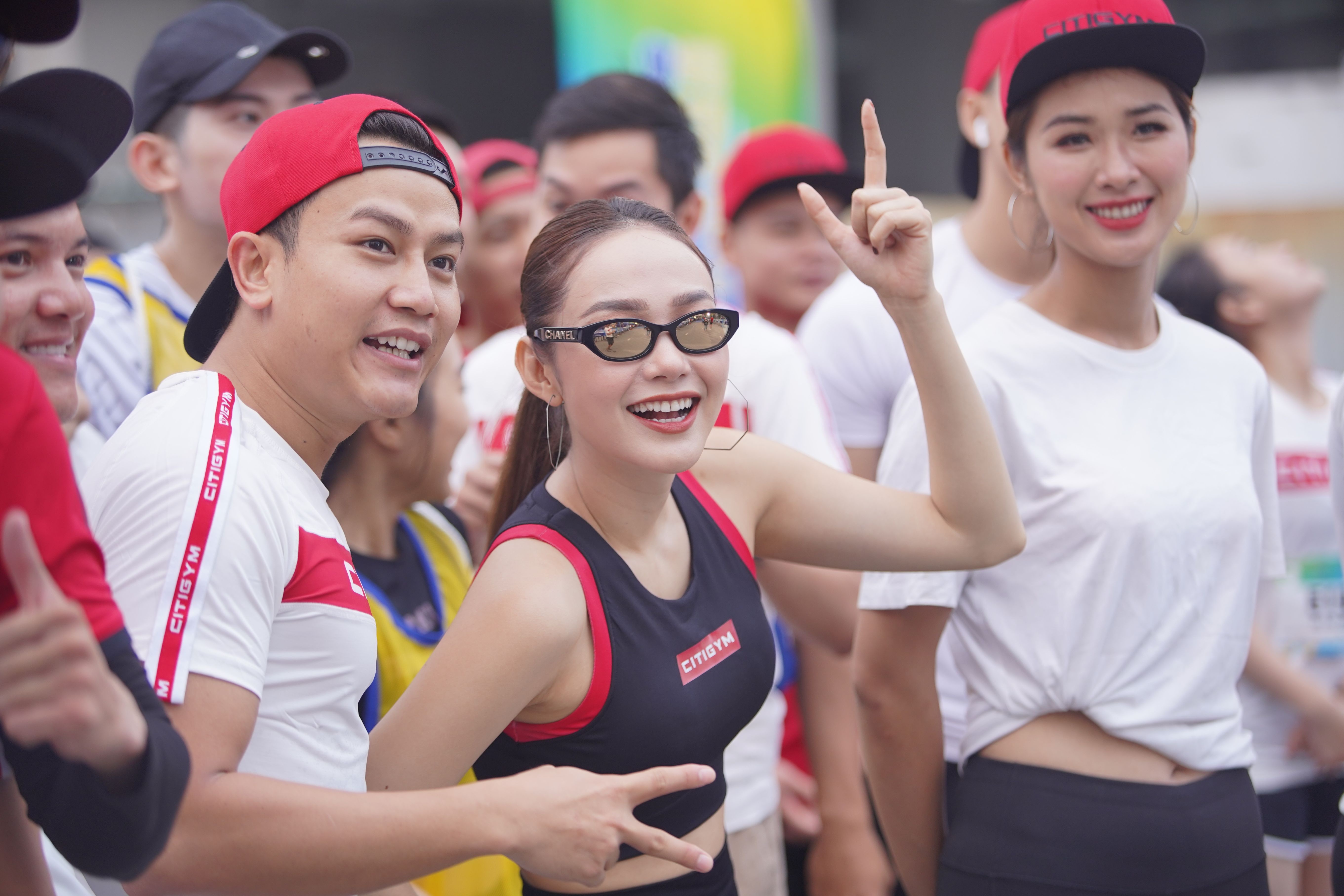 Minh Hang nhao lon tren duong chay Revive Marathon xuyen Viet hinh anh