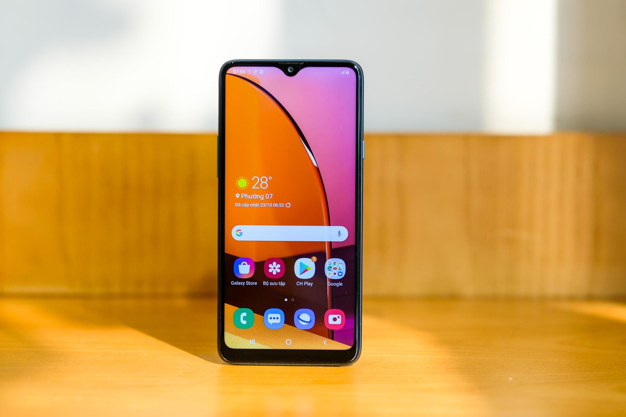 Cay YouTube 30 phut, pin mat 6%, bao lau Galaxy A20s moi guc nga? hinh anh